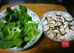 Illustration of how to pour vegetable oil on noodles 1