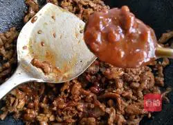 Illustration of how to make shredded pork in Beijing sauce 4