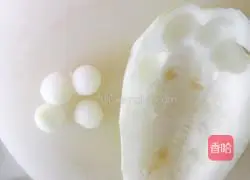 Illustration of how to make winter melon balls with juice 4