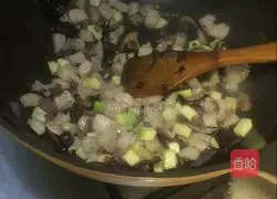 Illustration of how to make fragrant braised pork rice 3