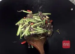 Illustration of how to stir-fry shredded beef 8