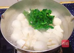 Illustration of how to make green vegetable, tofu and fish ball soup 4