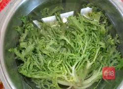 Illustration of how to make bitter chrysanthemum dumplings 1