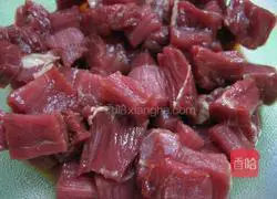 Illustration of how to make stir-fried beef cubes with colored peppers 1