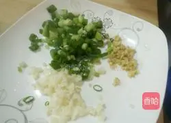 Illustration of how to make slivers of tomatoes 6