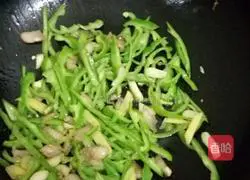 Stir-fried shredded pork with green pepper (add egg white) Practice illustration 3