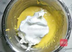 Illustration of how to make cream strawberry cake 9