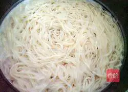 Illustration of how to make scallion noodles 3
