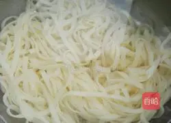 Illustration of how to make braised noodles with mushrooms and eggs 3