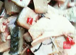 Illustration of how to make Wuhan glutinous rice fish 6