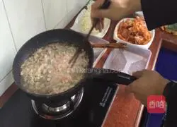 Illustration of how to make Golden Needle Fat Beef Kimchi Pot 2