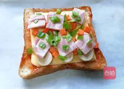 Illustration of how to make toast and bacon pizza 10