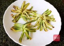 Illustration of how to make chrysanthemum and eggplant in tomato sauce 6