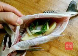 Illustration of how to cook crucian carp with green onions 4