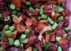 Illustration of how to make glutinous rice wrapped in lettuce 2