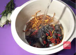 Illustration of how to stew black-bone chicken soup with cordyceps, flowers and wolfberry 3