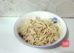 Illustration of how to make onions mixed with shredded chicken 3