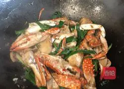 Illustration of how to make stir-fried crabs with chives and ginger 3
