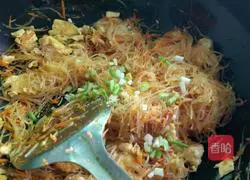 Illustration of how to make fried rice noodles with carrots and eggs 10