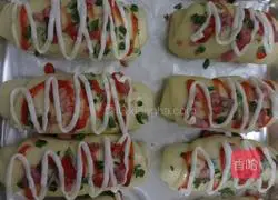 Illustration of how to make meat floss rolls 16