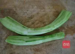 Illustration of how to make fried loofah dumplings 1