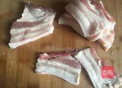 Illustration of how to make steamed pork with pumpkin rice noodles 2