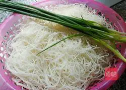 Illustration of how to make fried rice noodles with lettuce 1