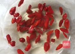 Illustration of how to make wolfberry, bitter melon and scrambled eggs 1