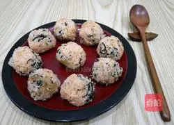 Illustration of how to make seaweed kimchi dumplings 7