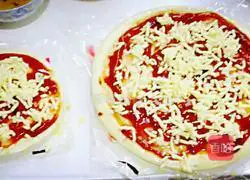 Mushroom and Shrimp Pizza Recipe Illustration 2