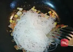 Illustration of how to make fried rice noodles with bacon and miscellaneous seeds 7