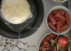 Illustration of how to make ham, corn and vegetable pizza 6