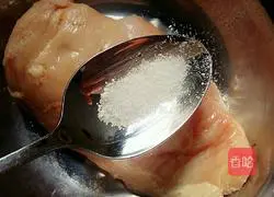 Illustration of how to mix shredded chicken 2