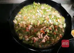 Illustration of how to make braised noodles with pork and green pepper 6