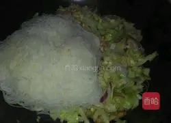 Illustration of how to make black pepper fried rice noodles 4