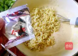 Illustration of how to make instant noodles pizza 6
