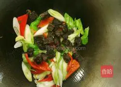 Illustration of how to make stir-fried beef jerky 6