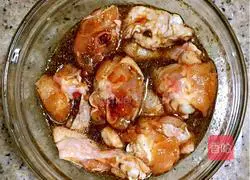 Illustration of how to make chestnut braised chicken 4
