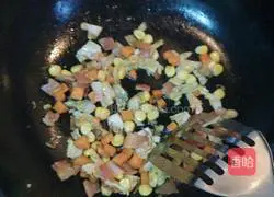 Illustration of how to make fried rice noodles with bacon and miscellaneous rice 6