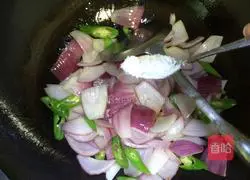 Illustration of how to make fried beef with onions 7