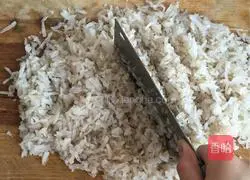 Illustration of how to make shrimp skin and radish balls 1