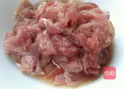 Illustration of how to stir-fry meat with green onions 1