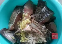 Illustration of how to make spicy fish cubes 1