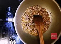 Illustration of how to make diced potatoes, minced meat and pickled vegetables 5