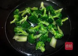 Illustration of how to make stir-fried crab-flavored mushrooms with broccoli 3