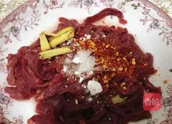 Illustration of how to make fried shredded beef with celery 2