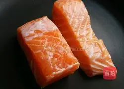 Illustration of how to make dry-fried salmon 4