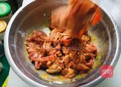 Illustration of how to make fried fungus, celery and fried pork 5