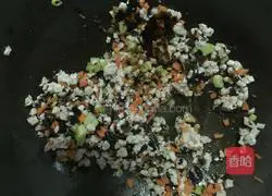 Illustration of how to make braised noodles (braised with cabbage, fungus, carrot and meat) 8