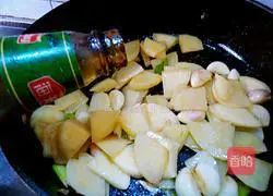 Illustration of how to make dry pot potatoes and shrimps 6